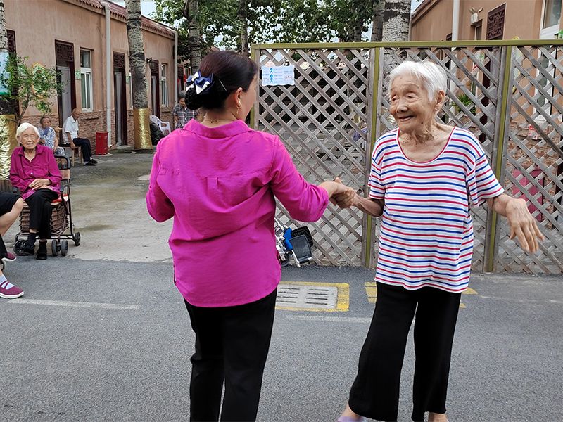 92岁奶奶和护理员跳舞