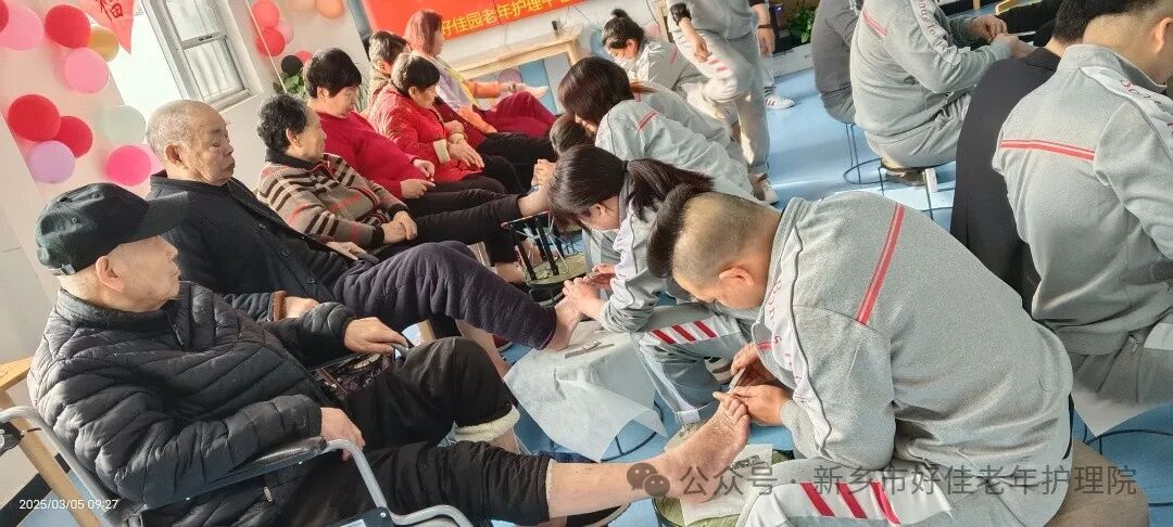 雷锋日爱心展现，好佳养老关注足部健康